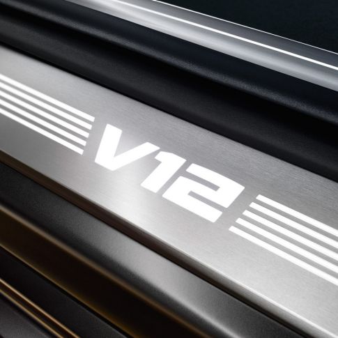 BMW entry sill with V12 lettering BMW M760Li xDrive Sedan, BMW M760Li interior