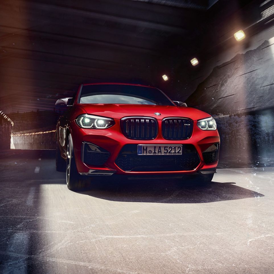 BMW X4 M, three-quarter front view. BMW X4 M in Toronto Red metallic, exterior, three-quarter front view.