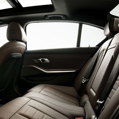 BMW 3 Series Gran Sedan G28 2021 ใหม่ เบาะนั่งด้านหลังแบบคอมฟอร์ท BMW 3 Series Gran Sedan G28 2021 ใหม่ เบาะนั่งด้านหลังแบบคอมฟอร์ทหุ้มหนัง 'Vernasca' Cognac