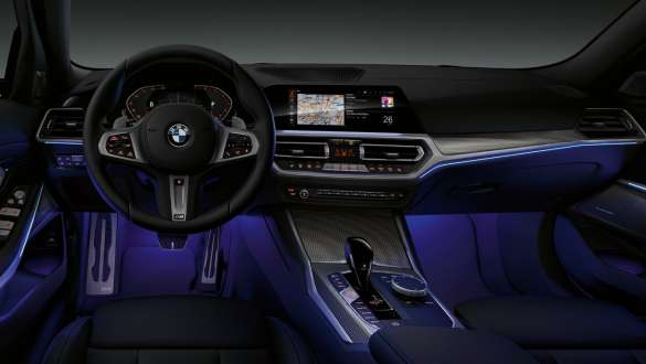 BMW ซีรีส์ 3 Sedan (G20), ไฟแต่งภายในห้องโดยสาร มุมมองด้านหน้าของห้องโดยสารฝั่งคนขับของ BMW ซีรีส์ 3 Sedan (G20) พร้อมไฟแต่งที่ช่องวางขาส่องสว่างสีฟ้า