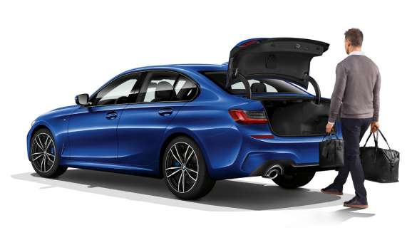 BMW ซีรีส์ 3 Sedan (G20), ระบบเปิดฝากระโปรงท้ายอัตโนมัติ ภาพ 3/4 ส่วนของ BMW ซีรีส์ 3 Sedan (G20) กับคนขับที่กำลังเปิดฝากระโปรงท้ายอัตโนมัติโดยใช้เท้า