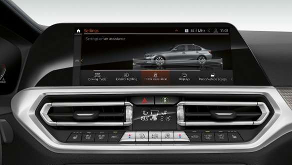 BMW ซีรีส์ 3 Sedan (G20), Driving Assistant Professional ภาพโคลสอัพด้านหน้าของจอแสดงผลในห้องโดยสารของ BMW ซีรีส์ 3 Sedan (G20) พร้อม Driving Assistant Professional