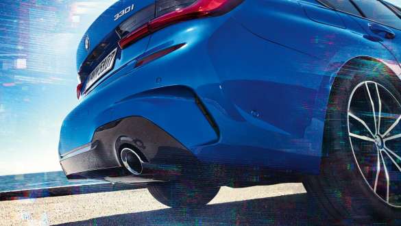 BMW ซีรีส์ 3 Sedan (G20), ชุดเฟืองท้าย M Sport มุมมองท้ายรถด้านบนของ BMW ซีรีส์ 3 Sedan (G20) จากมุมต่ำ