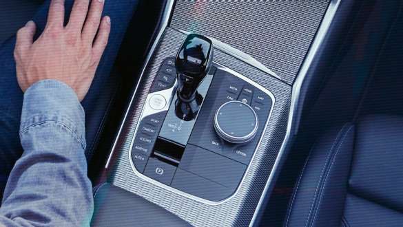 BMW ซีรีส์ 3 Sedan (G20), เกียร์สปอร์ตสเต็ปโทรนิก มุมมองจากด้านบนของคอนโซลกลางของ BMW ซีรีส์ 3 Sedan (G20) พร้อมคันเกียร์และเกียร์สปอร์ตสเต็ปโทรนิก