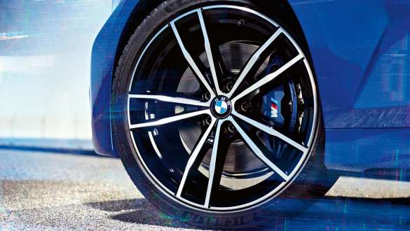BMW ซีรีส์ 3 Sedan (G20), เบรก M Sport มุมมองแสดงรายละเอียดล้อของ BMW ซีรีส์ 3 Sedan (G20) พร้อมเบรก M Sport