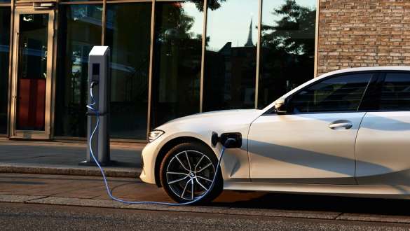มุมมองด้านข้างของ BMW ซีรีส์ 3 Sedan G20 ระบบปลั๊กอินไฮบริดรุ่นปี 2021 มุมมองด้านข้างของ BMW ซีรีส์ 3 Sedan G20 ระบบปลั๊กอินไฮบริดรุ่นปี 2021 ที่สถานีชาร์จไฟฟ้า