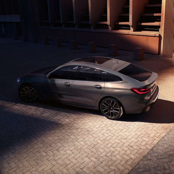 ภายนอกของ BMW 6 Series Gran Turismo G32 2020 มุมมองจากด้านบนลงมาที่ BMW 6 Series Gran Turismo 640i xDrive G32 2020 สี Bernina Grey