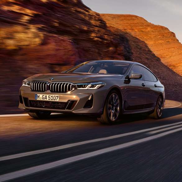 BMW 6 Series Gran Turismo G32 2020 มุมมองแบบสามในสี่ส่วนของ BMW 6 Series Gran Turismo 640i xDrive G32 2020 สี Bernina Grey ขณะขับขี่อยู่ด้านหน้าทิวทัศน์