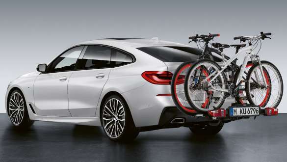 แร็คจักรยานวางท้ายรถของ BMW รุ่น Pro 2.0 ใน BMW ซีรีส์ 6 Gran Turismo ภาพโคลสอัพแร็คจักรยานวางท้ายรถของ BMW รุ่น Pro 2.0 ใน BMW ซีรีส์ 6 Gran Turismo
