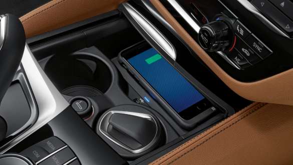 เคสสำหรับชาร์จแบบไร้สายของ BMW ซีรีส์ 6 Gran Turismo G32 2020 ภาพโคลสอัพเคสสำหรับชาร์จแบบไร้สายของ BMW ซีรีส์ 6 Gran Turismo G32 2020
