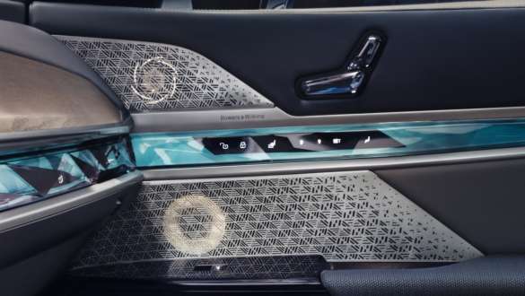 ลำโพง Bowers & Wilkins ของ BMW i7 Sedan G70 ลำโพง Bowers & Wilkins ในประตูของ BMW i7 Sedan G70
