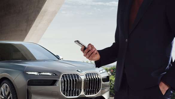 BMW i7 Sedan G70 Digital Key Plus BMW i7 Sedan G70 พร้อมสมาร์ทโฟนที่ติดตั้ง Digital Key Plus ด้านหน้าประตูรถยนต์