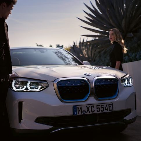 BMW iX3 G08 ภาพด้านหน้ามุมมองสามส่วนสี่พร้อมกระจังหน้าไตคู่ BMW iX3 G08 2020 สี Mineral White metallic ภาพด้านหน้ามุมมองสามส่วนสี่พร้อมกระจังหน้าไตคู่