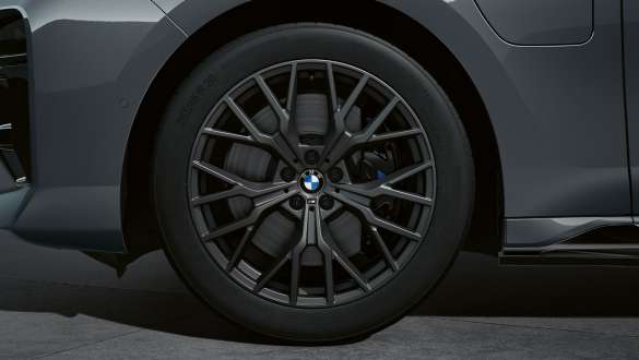 ภาพโคลสอัพล้ออัลลอยน้ำหนักเบา M Performance ขอบ 20 นิ้ว ลาย Y-spoke 911 M สี Jet Black ด้าน ภาพโคลสอัพล้ออัลลอยน้ำหนักเบา M Performance ขอบ 20 นิ้ว ลาย Y-spoke 911 M สี Jet Black ด้าน