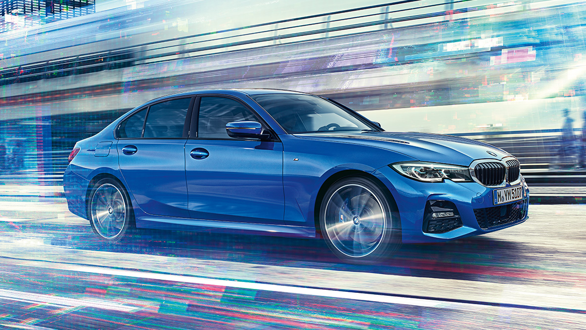BMW ซีรีส์ 3 Sedan (G20), ภาพด้านข้างขณะขับ ภาพด้านข้างของ BMW ซีรีส์ 3 Sedan (G20) ขณะขับในเมืองช่วงกลางวัน
