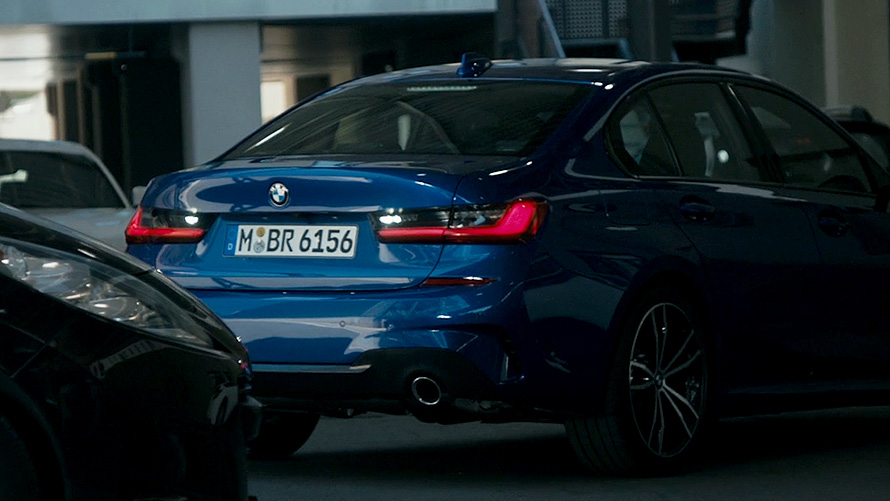 BMW ซีรีส์ 3 Sedan (G20), Reversing Assistant ภาพโคลสอัพจอแสดงผลในห้องโดยสารของ BMW ซีรีส์ 3 Sedan (G20) พร้อม Reversing Assistant