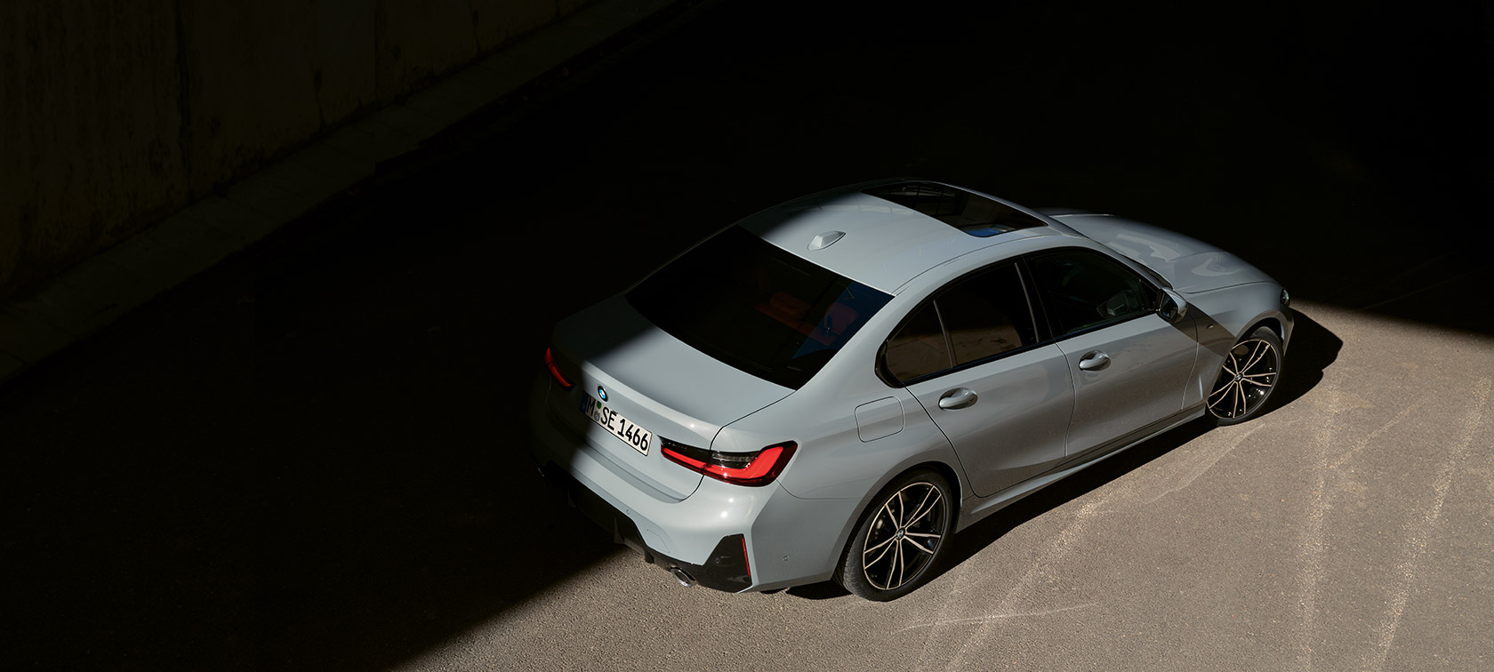 ภาพมุมสูงด้านหลังมุมมองสามส่วนสี่ของ BMW 3 Series Sedan LCI G20 สี Brookly Grey ขณะจอด ภาพมุมสูงด้านหลังมุมมองสามส่วนสี่ของ BMW 3 Series Sedan LCI G20 ขณะจอด