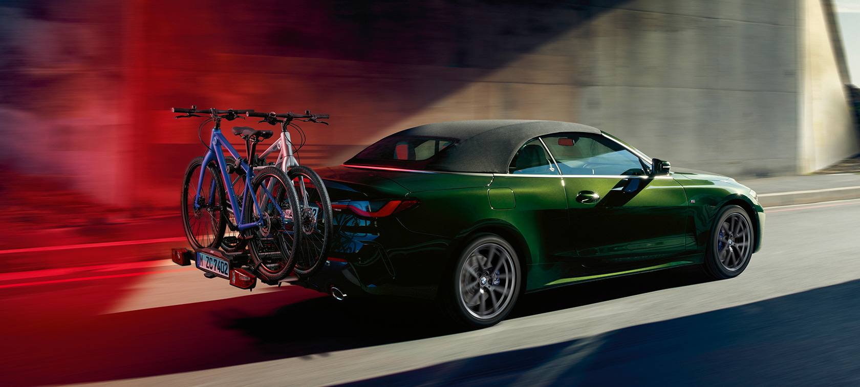 Three-quarter rear view with BMW rear bike rack Pro 2.0 BMW 4 Series Convertible G23 2020 BMW 4 Series Convertible G23 Sanremo Green metallic 2020 three-quarter rear view with BMW rear bike rack Pro 2.0