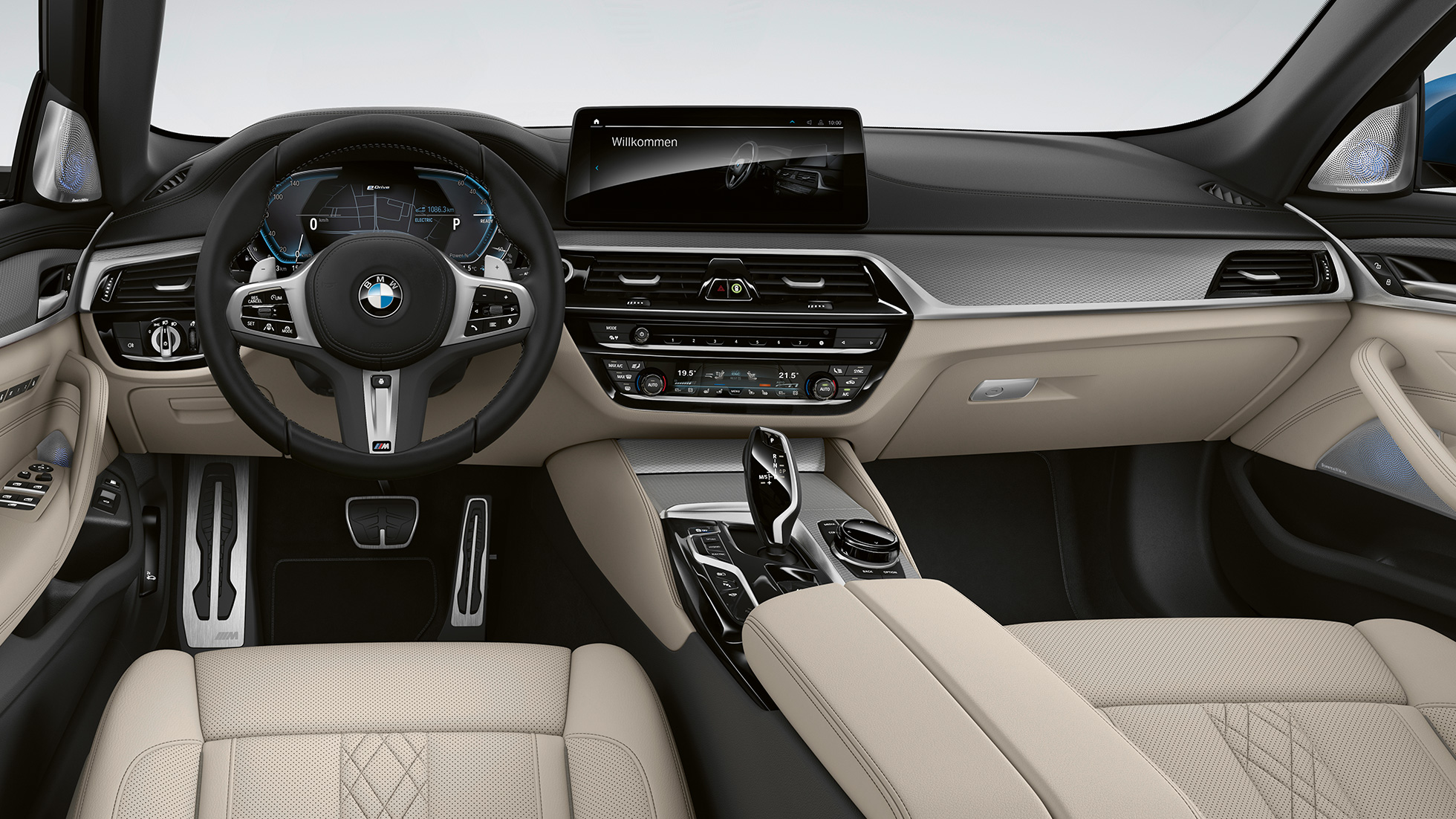 Cockpit BMW 5 Series Sedan Plug-in hybrid G30 M Sport package Cockpit BMW 5 Series Sedan 520d xDrive G30 2020 M Sport package Leather 'Dakota' Black with contrast stitching Blue interior