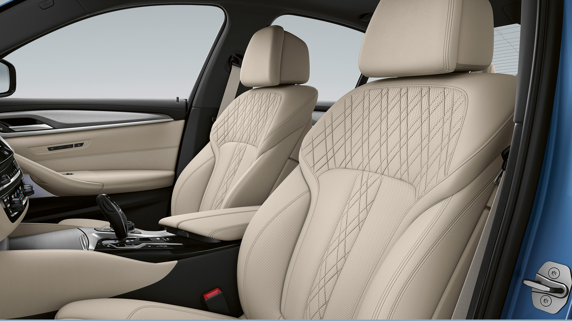 Upholstery BMW 5 Series Sedan G30 Plug-in-Hybrid M Sport package Upholstery in Leather 'Dakota' Black with contrast stitching Blue BMW 5 Series 520d xDrive G30 2020 M Sport package interior