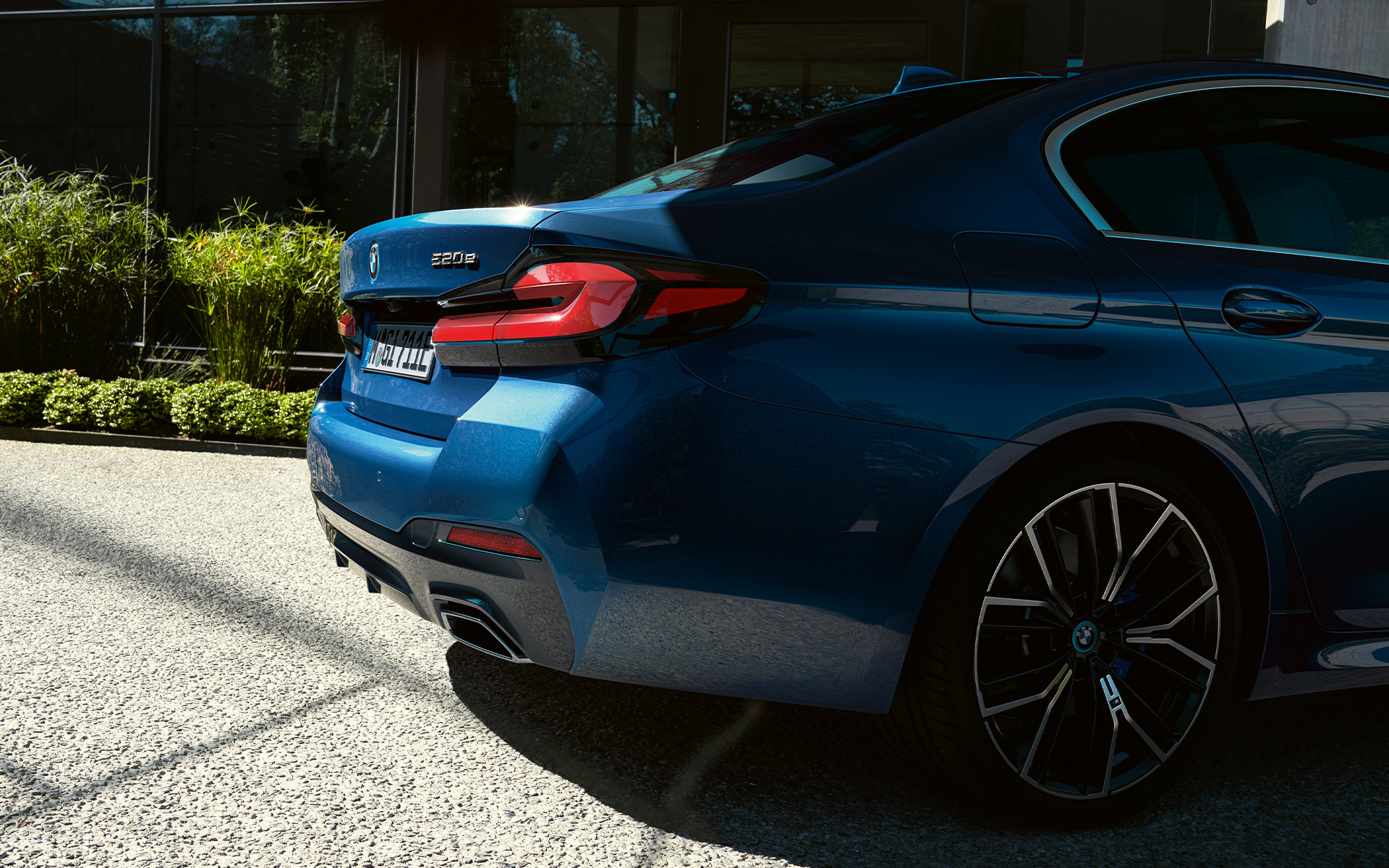 กันชนหลังของ BMW ซีรีส์ 5 Sedan G30 ภาพโคลสอัพด้านหลังปลายท่อไอเสีย Free-form ของ BMW ซีรีส์ 5 Sedan G30 Facelift 2020 สี Phytonic Blue