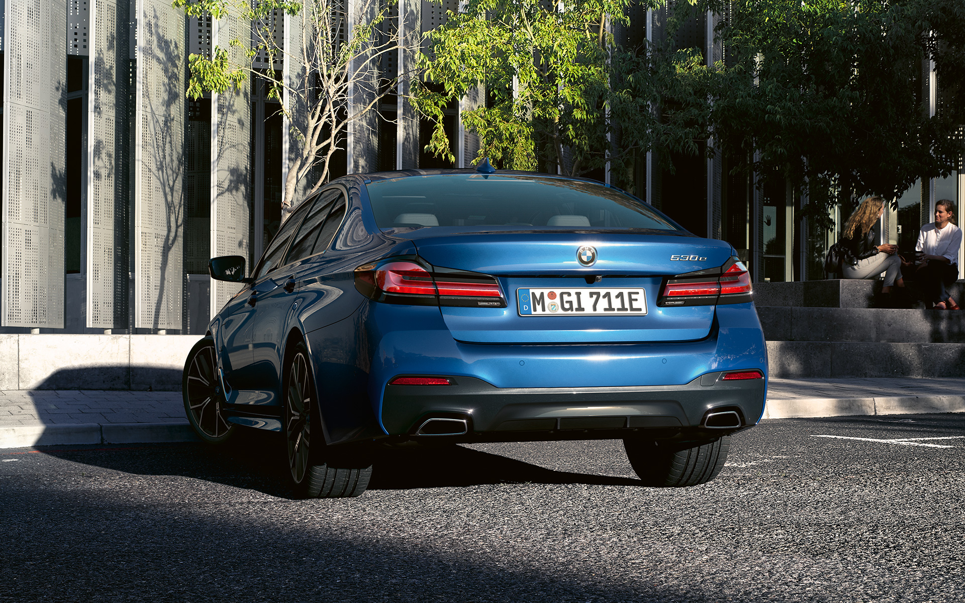 ไฟท้ายรูปทรง 3 มิติของ BMW ซีรีส์ 5 Sedan G30 ภาพโคลสอัพด้านหลังของไฟท้ายรูปทรง 3 มิติของ BMW ซีรีส์ 5 Sedan G30 Facelift 2020 สี Phytonic Blue