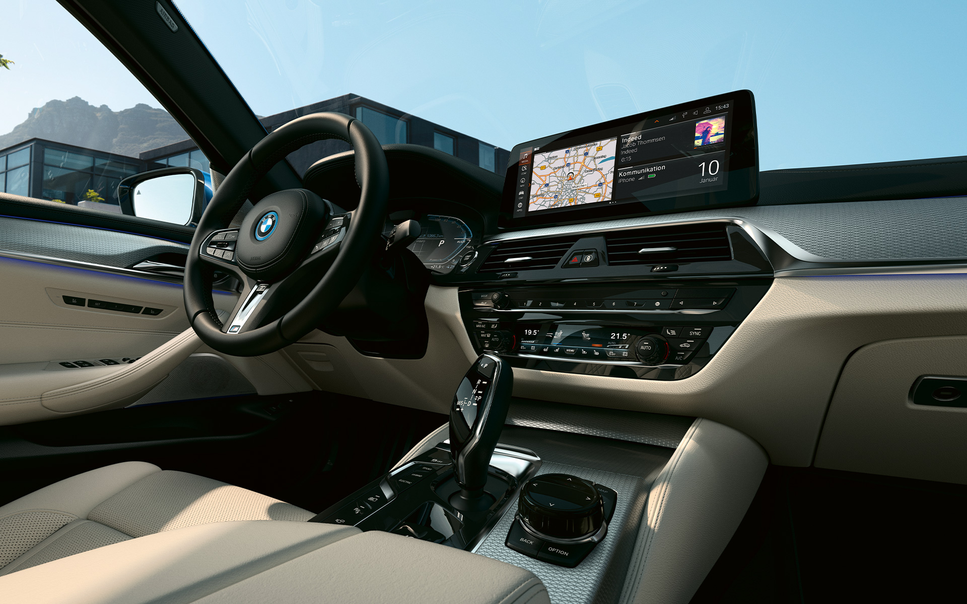 ภายในห้องโดยสารของ BMW ซีรีส์ 5 Sedan G30 ภายในห้องโดยสารพร้อมหน้าจอแสดงการควบคุมและพวงมาลัยสปอร์ตหนังของ BMW ซีรีส์ 5 Sedan G30 Facelift 2020
