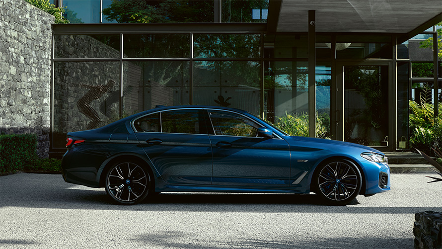 ภาพลักษณ์ภายนอกของ BMW ซีรีส์ 5 Sedan G30 BMW ซีรีส์ 5 Sedan G30 Facelift 2020 สี Phytonic Blue มุมมองด้านข้างขณะจอด