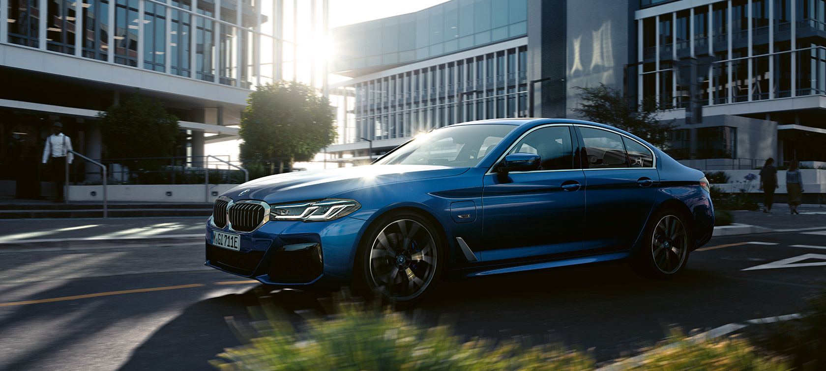 BMW ซีรีส์ 5 Sedan G30 Facelift 2020 สี Phytonic Blue มุมมองด้านหน้าแบบ 3/4 ขณะขับขี่