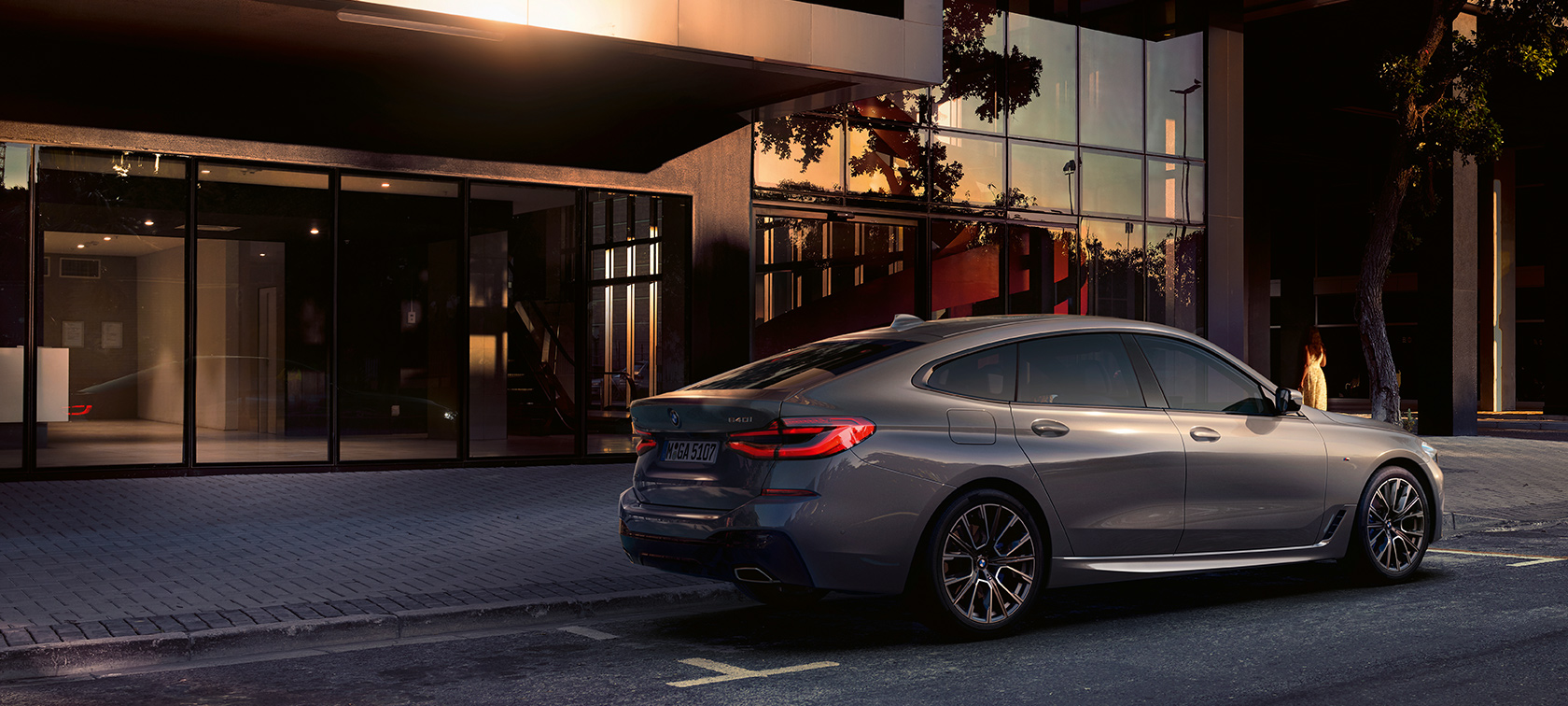 BMW 6 Series Gran Turismo G32 2020 มุมมองข้างด้านหลังของ BMW 6 Series Gran Turismo 640i xDrive G32 2020 สี Bernina Grey จอดด้านหน้าอาคาร