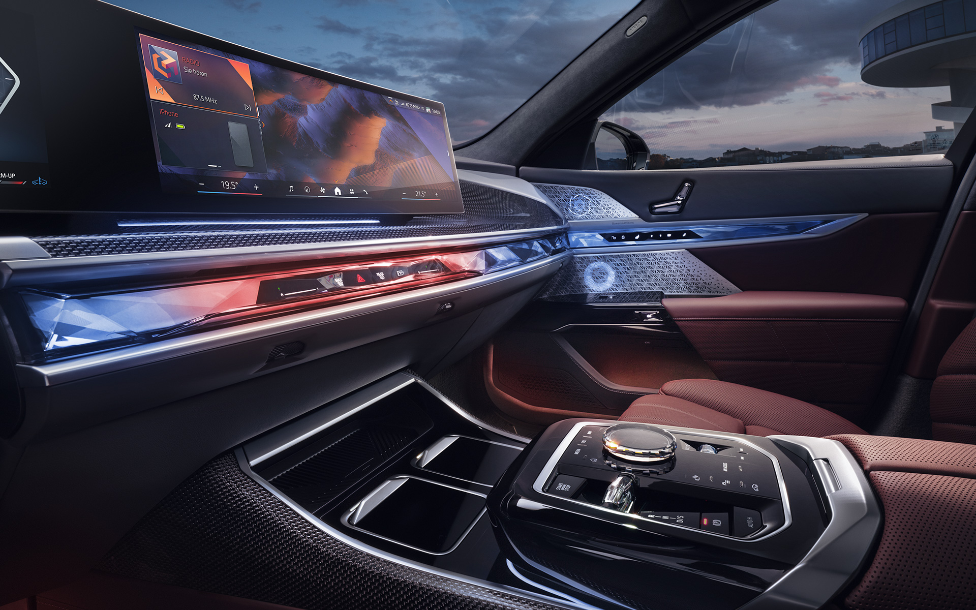มุมมองในห้องโดยสารส่วนหน้าของ BMW 7 Series Sedan G70 ICE 740i แพ็คเกจ M sports มุมมองในห้องโดยสารส่วนหน้า ชุดควบคุมประดับแก้ว CraftedClarity และ Curved Display ใน BMW 7 Series Sedan G70 ICE 740i แพ็คเกจ M sports