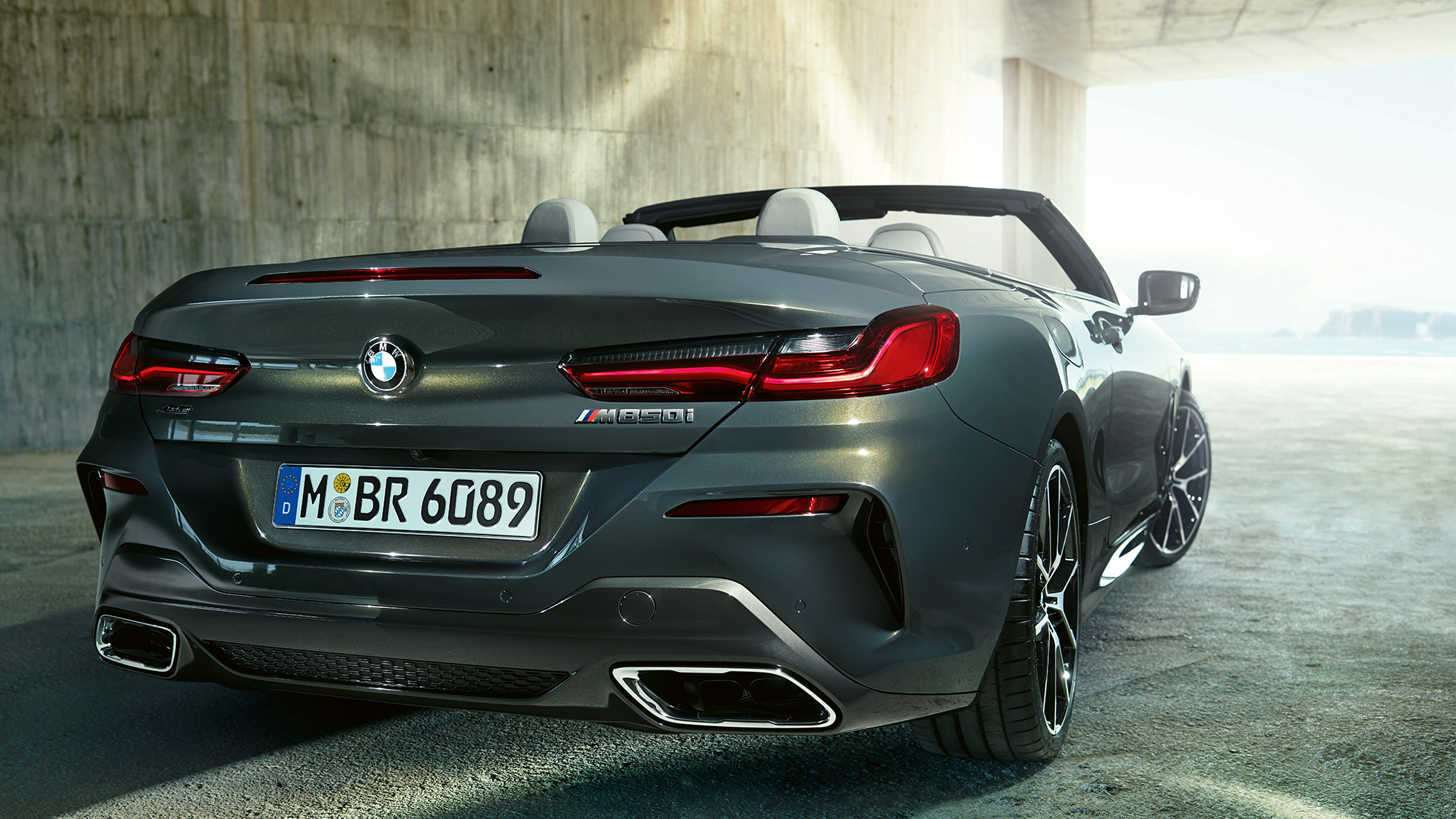 BMW M850i xDrive Dravit Grey metallic, three-quarter rear view from right. BMW M850i xDrive Dravit Grey metallic, three-quarter rear view from right.