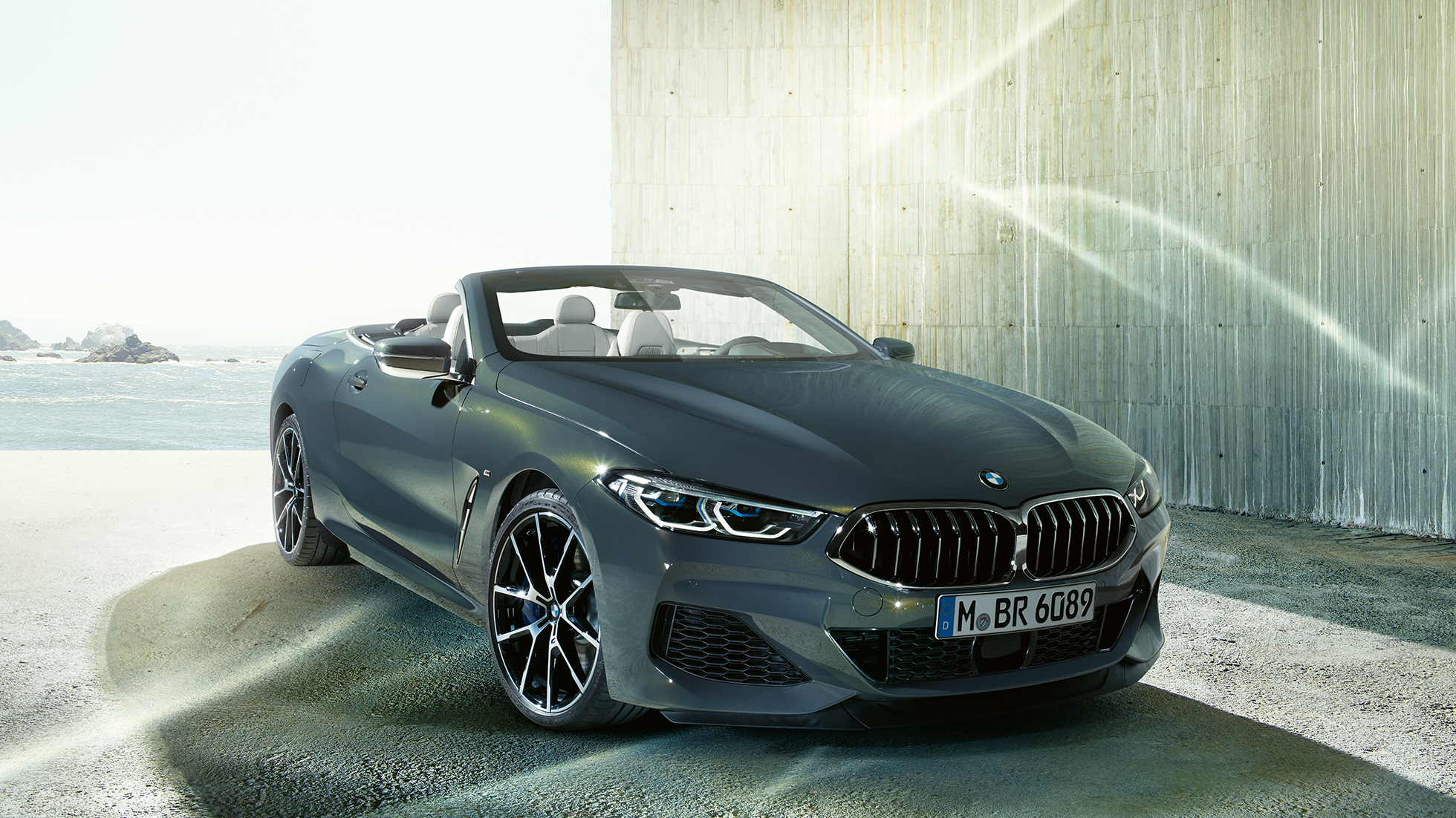 BMW M850i xDrive Dravit Grey metallic, three-quarter front view from left. BMW M850i xDrive Dravit Grey metallic, three-quarter front view from left.