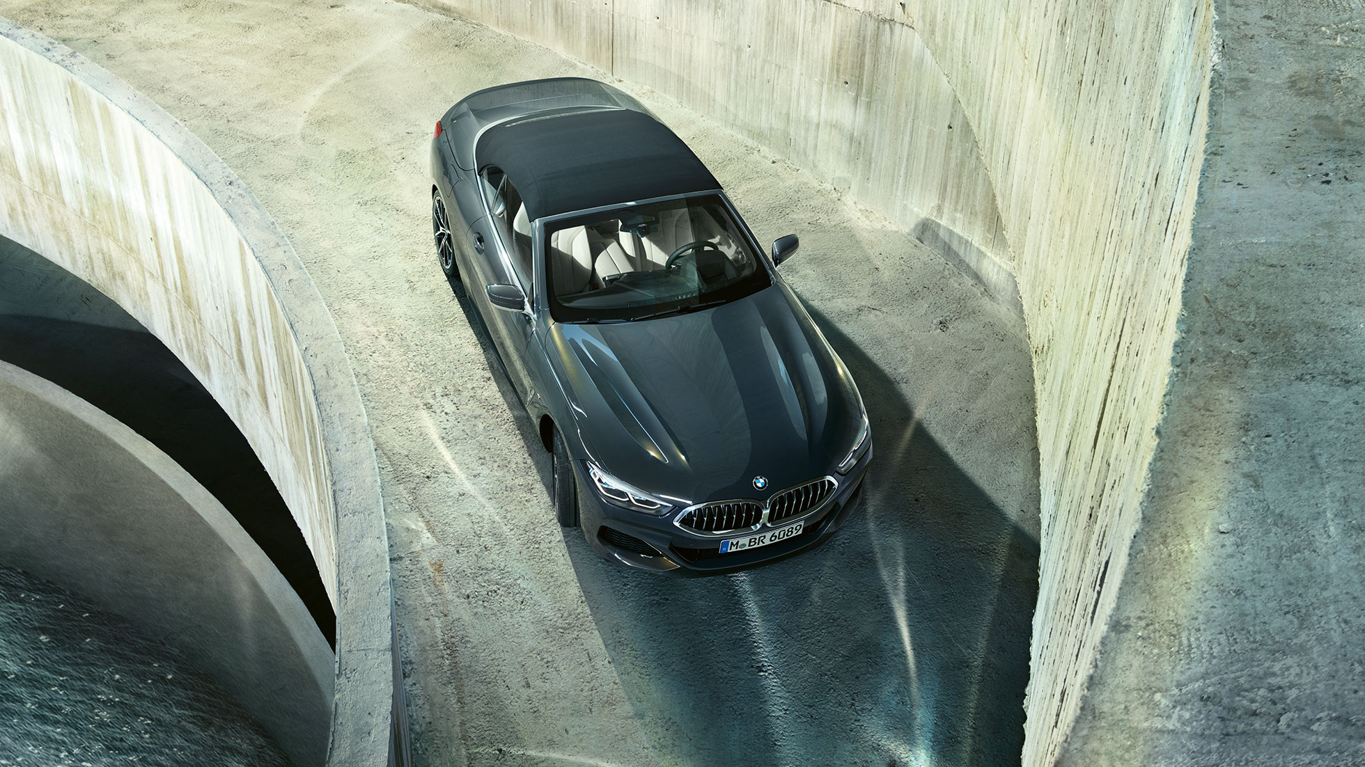 BMW M850i xDrive Dravit Grey metallic with soft top in black, bird’s-eye view. BMW M850i xDrive Dravit Grey metallic with soft top in black, bird’s-eye view.