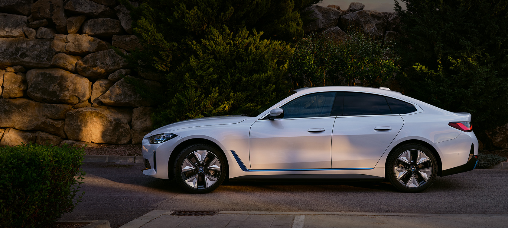 ตำแหน่งมุมมองด้านข้างของ BMW i4 eDrive40 G26 2021 สี Mineral White
