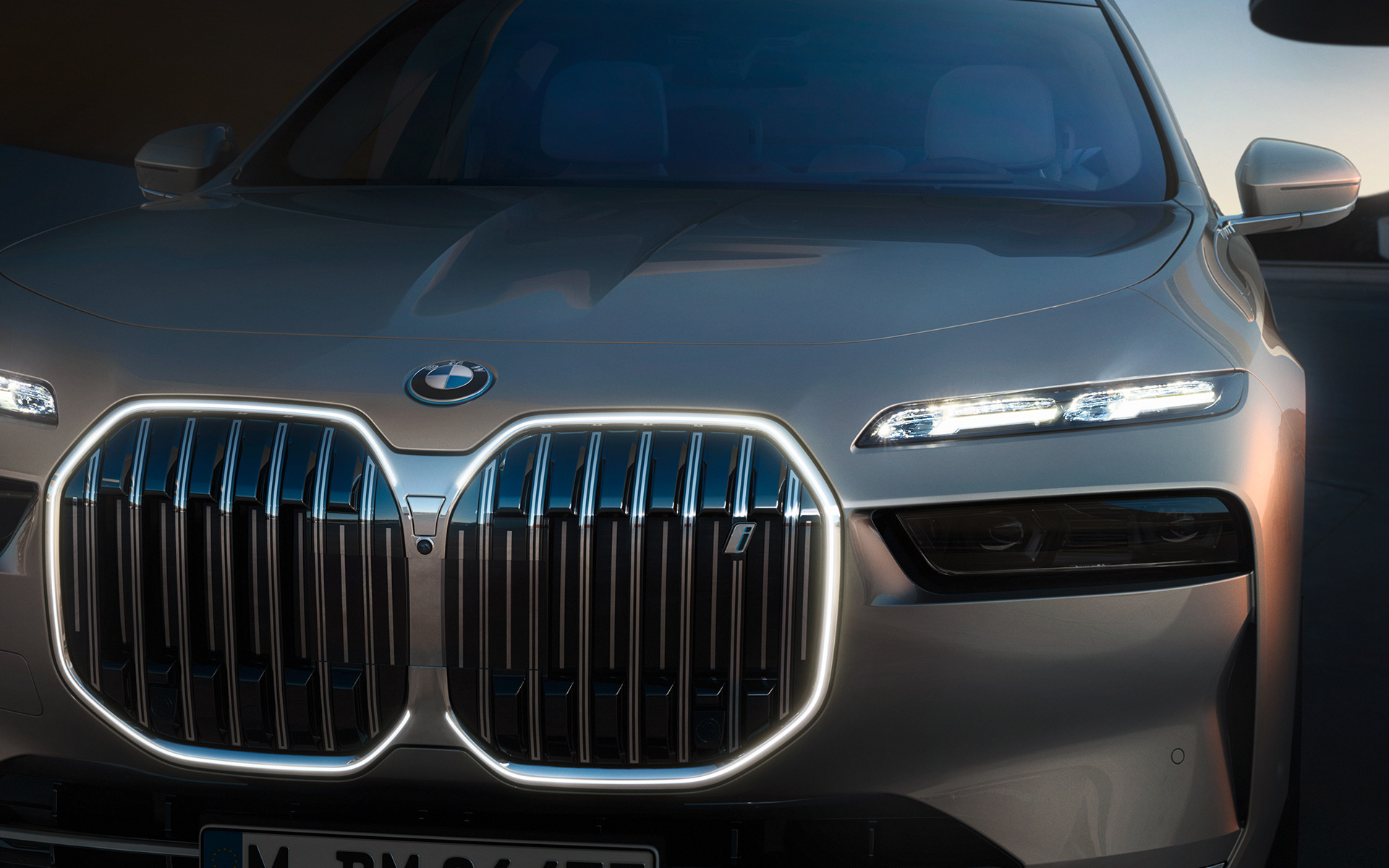มุมมองด้านนอกของ BMW i7 Sedan G70 พร้อมกระจังหน้าไตคู่สไตล์ BMWและไฟ Iconic Glow มุมมองด้านนอกของ BMW i7 Sedan G70 พร้อมกระจังหน้าไตคู่สไตล์ BMW ขณะเปิดไฟ Iconic Glow