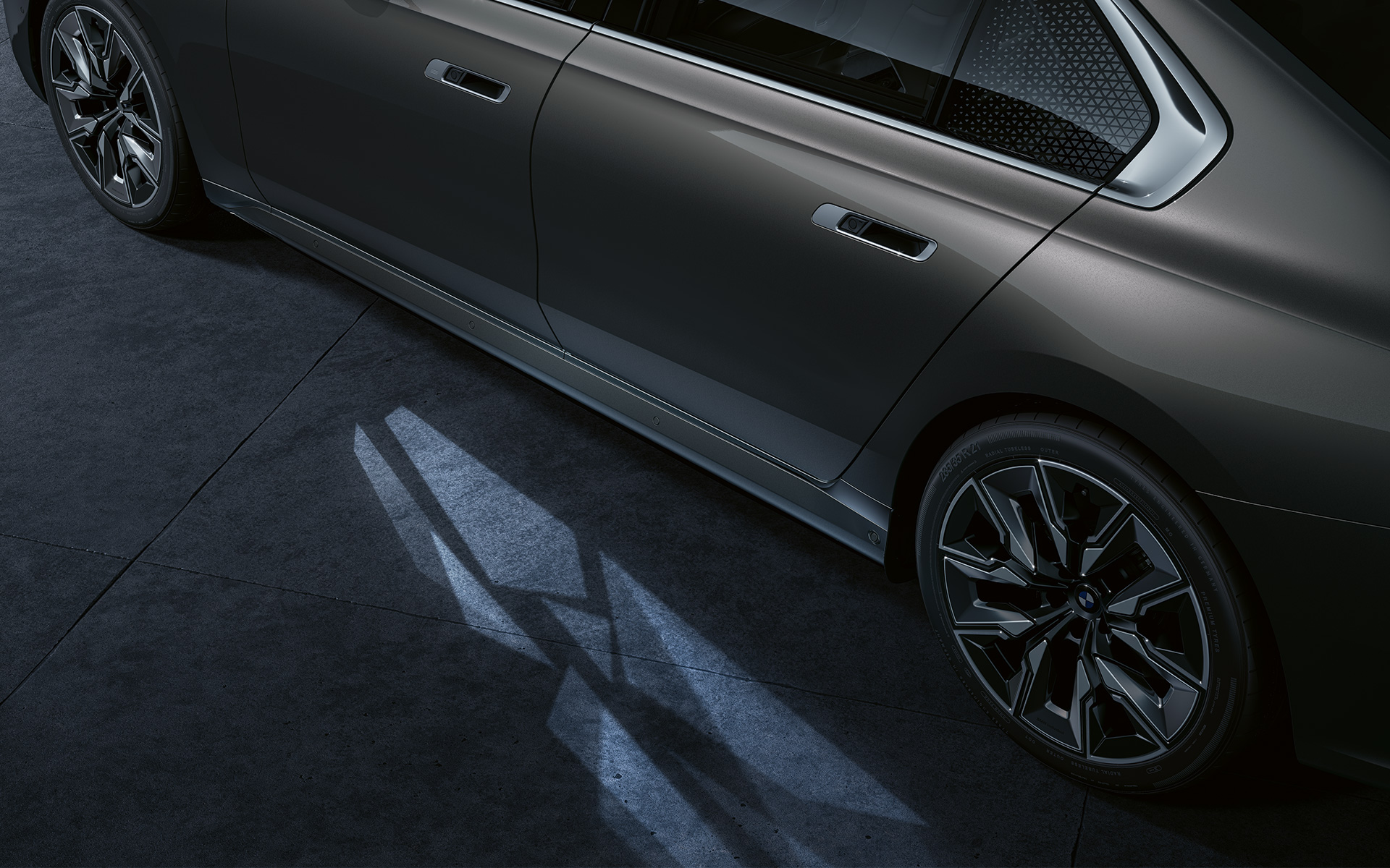มุมมองด้านนอกของ BMW i7 Sedan G70 พร้อมพรมเรืองแสง พรมเรืองแสงส่องพื้น