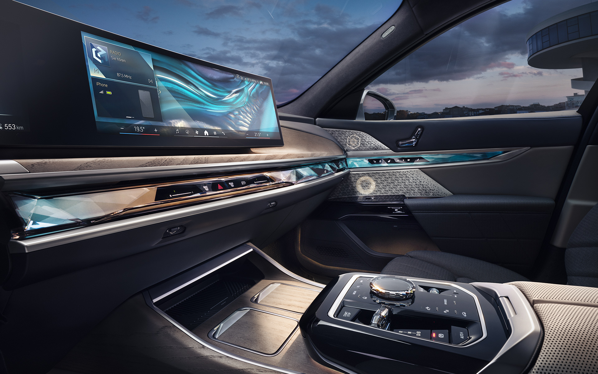 แผงคอนโซลและ Interaction bar ในห้องโดยสารของ BMW i7 Sedan G70 แผงคอนโซลและ Interaction bar พร้อมแถบสั่งงานด้วยระบบสัมผัสแบบเรืองแสงภายในห้องโดยสารของ BMW i7 Sedan G70