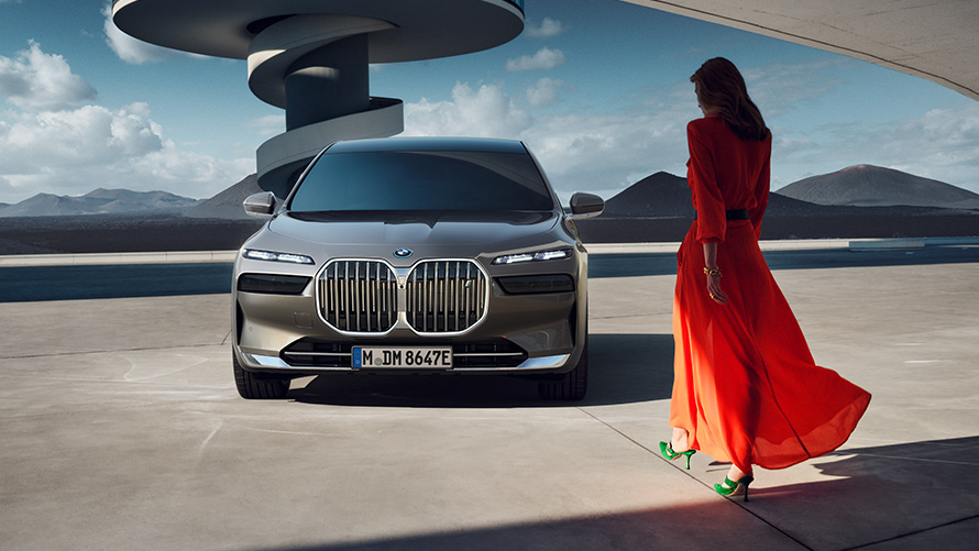 มุมมองด้านหน้าของ BMW i7 Sedan G70 พร้อมนายแบบ มุมมองด้านหน้าของ BMW i7 Sedan พร้อมนายแบบและทิวทัศน์ในเมือง