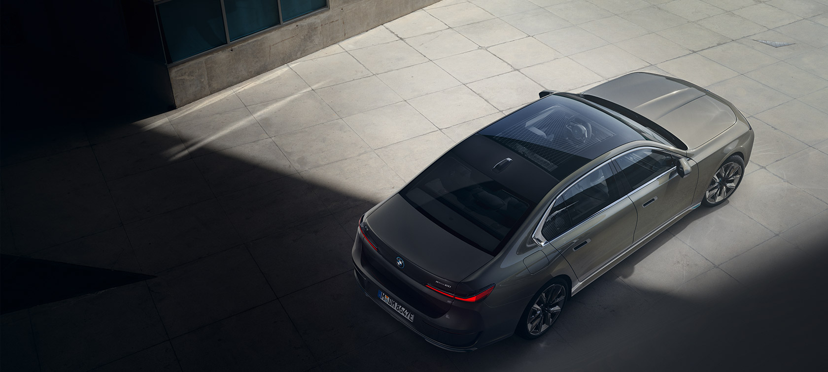 มุมมองส่วนบนของ BMW i7 Sedan G70 มุมมองส่วนบนของ BMW i7 Sedan G70 สี Oxid grey metallic จาก BMW Individual