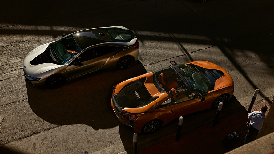 มุมมองด้านข้างแบบสามในสี่ส่วนของ BMW i8 I12 I15 First Generation อยู่บนถนน มุมมองด้านข้างแบบสามในสี่ส่วนของ BMW i Series BMW i8 I12 I15 First Generation อยู่บนถนน