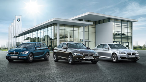 BMW vehicles standing in front of BMW dealer BMW i Series BMW vehicles standing in front of BMW dealer