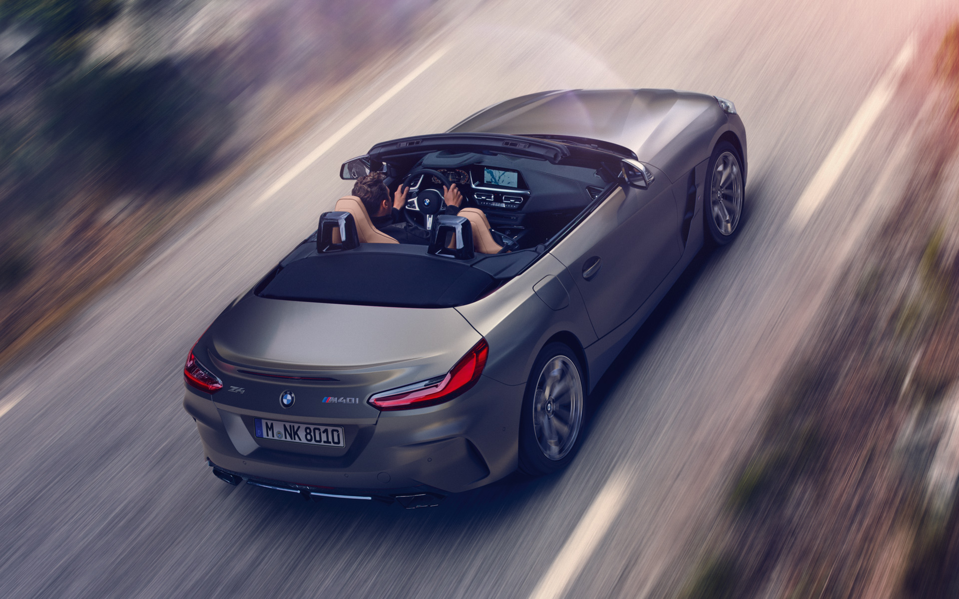 มุมมองจากด้านบนลงมาที่ BMW Z4 M40i Roadster G29 2019 สี BMW Individual Frozen Grey metallic ขณะขับขี่โดยที่หลังคาผ้าใบเปิดอยู่