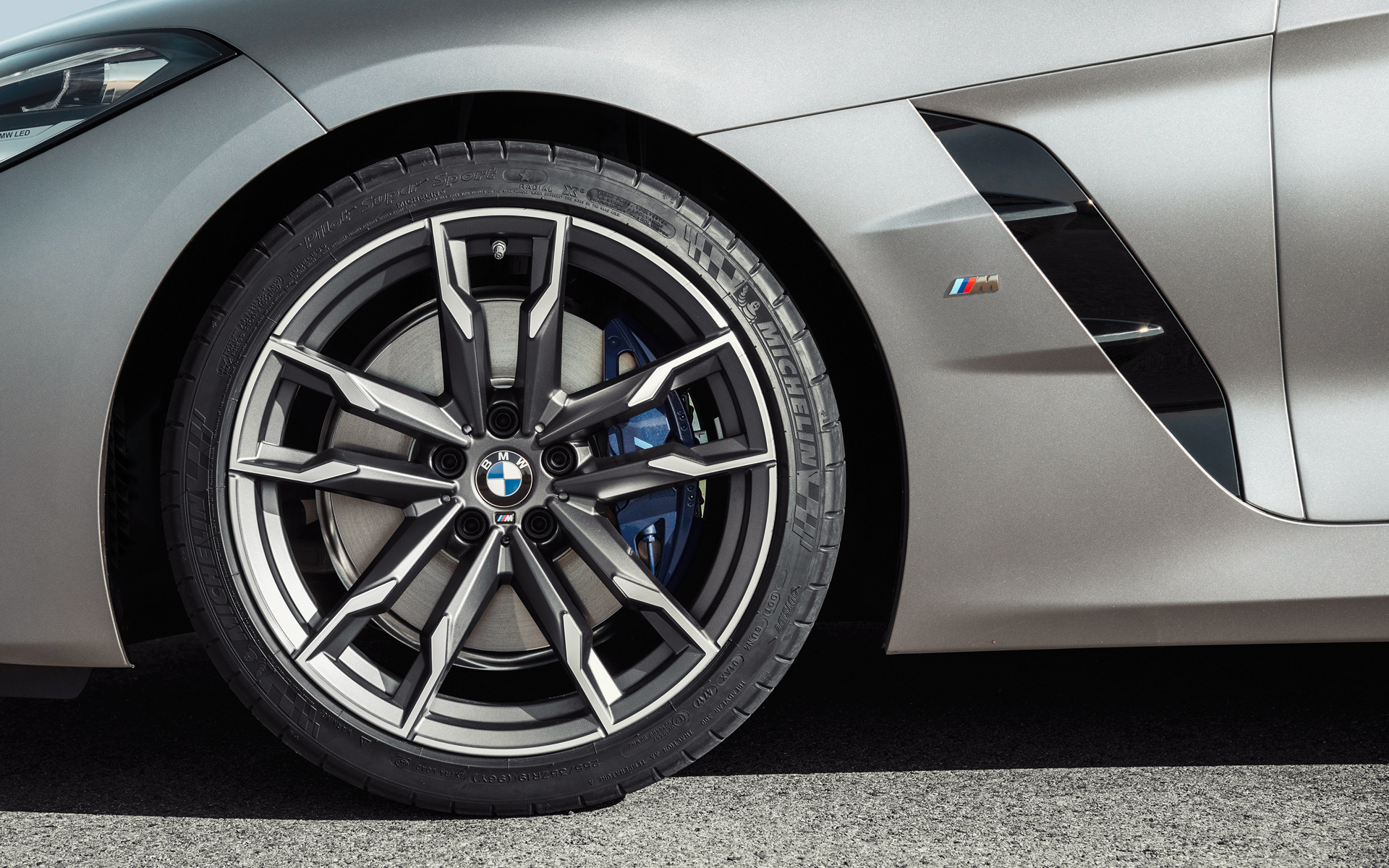 ภาพขยายใกล้ล้ออัลลอย BMW Z4 M40i Roadster G29 2019 สี BMW Individual Frozen Grey metallic และ Air Breather