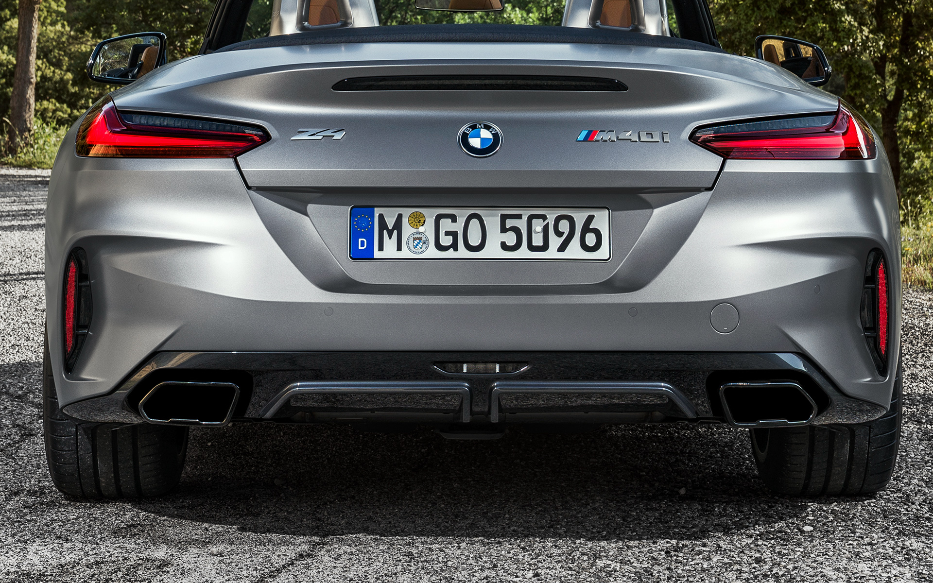ภาพขยายใกล้ท่อไอเสียของ BMW Z4 M40i Roadster G29 2019 สี BMW Individual Frozen Grey metallic