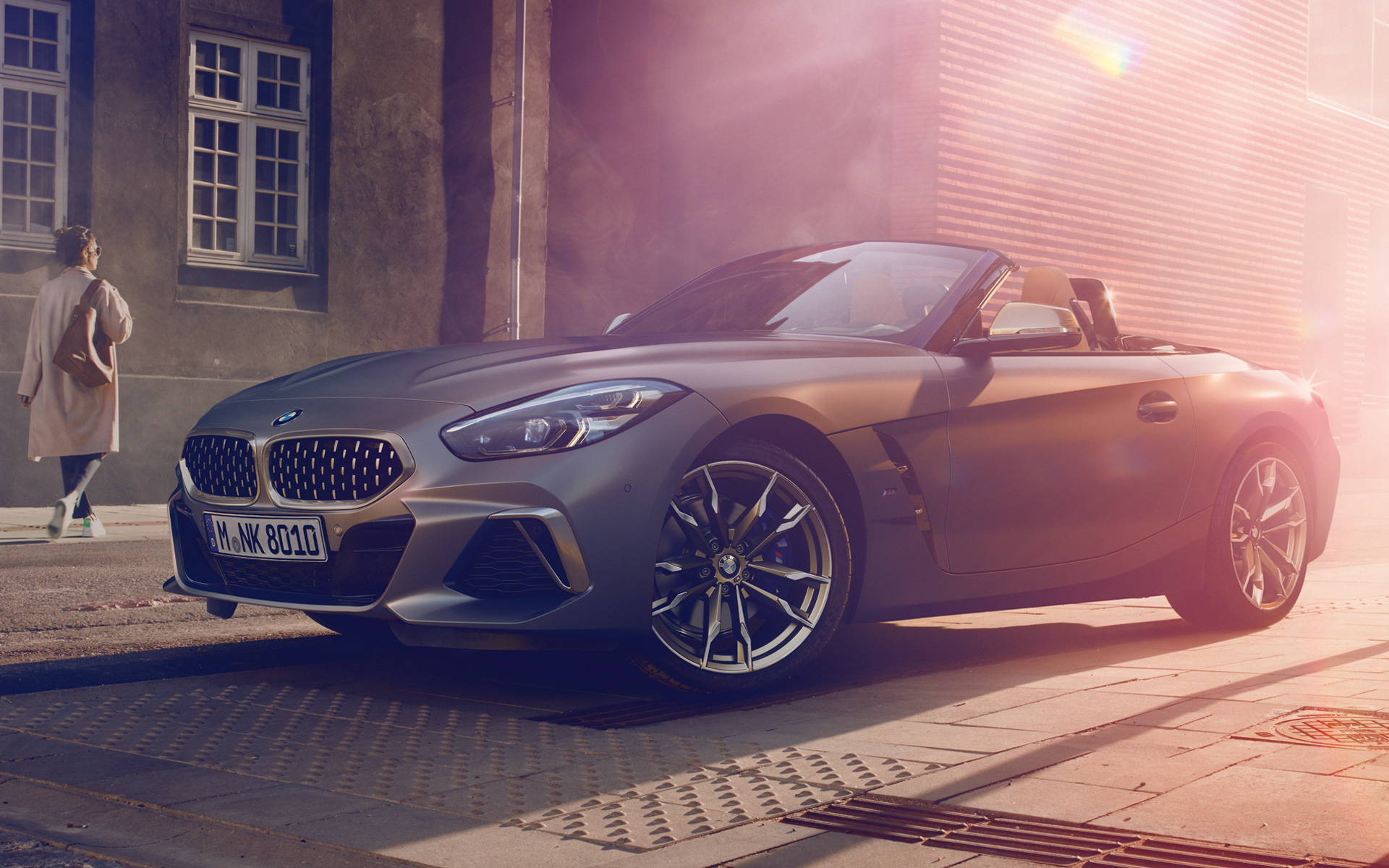 มุมมองด้านหน้าแบบสามในสี่ส่วนของ BMW Z4 M40i Roadster G29 2019 สี BMW Individual Frozen Grey metallic