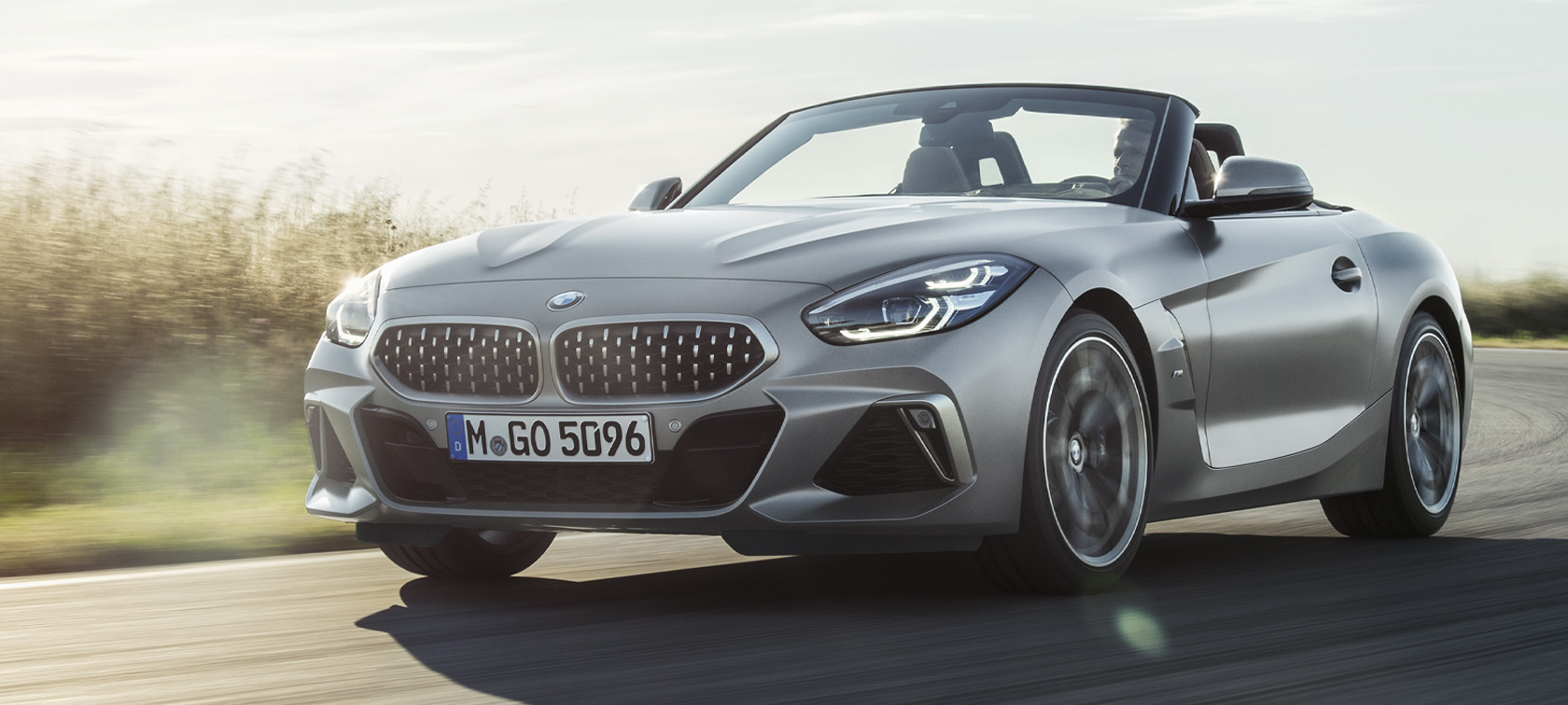 มุมมองด้านหน้าแบบสามในสี่ส่วนของ BMW Z4 M40i Roadster G29 2019 สี BMW Individual Frozen Grey metallic ขณะขับขี่