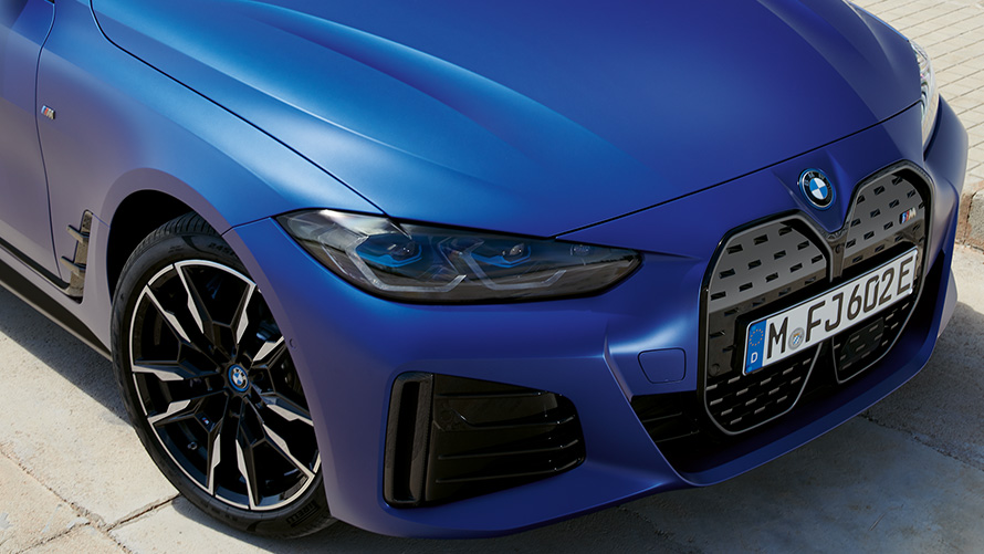 มุมมองด้านหน้าแบบ 3/4 ถ่ายจากมุมบนของ BMW i4 M50 G26 2021 สี Frozen Portimao Blue metallic จาก BMW Individual