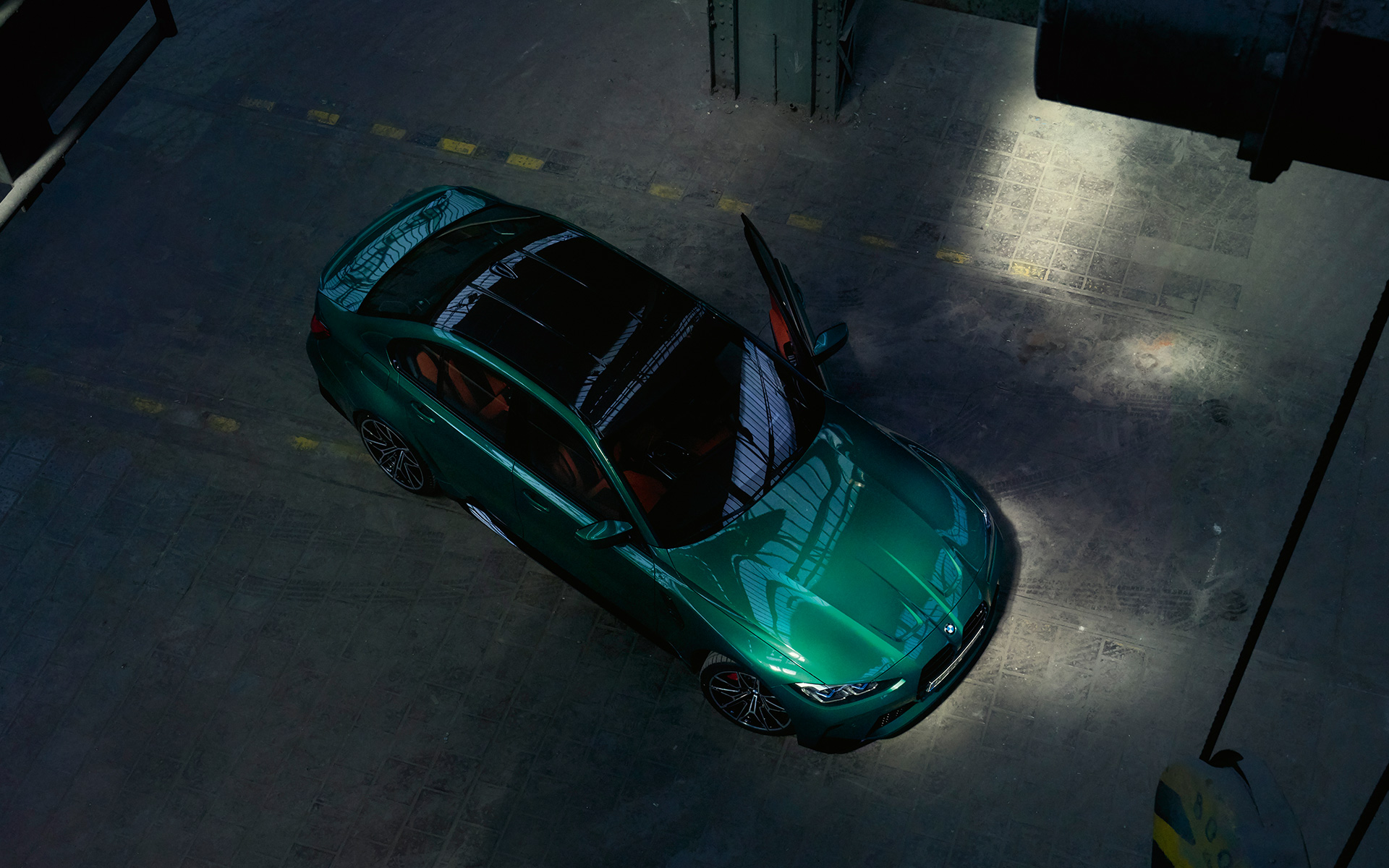 ภาพมุมสูง หลังคาคาร์บอนของ BMW M3 Sedan G80 2020 สี Isle of Man Green metallic