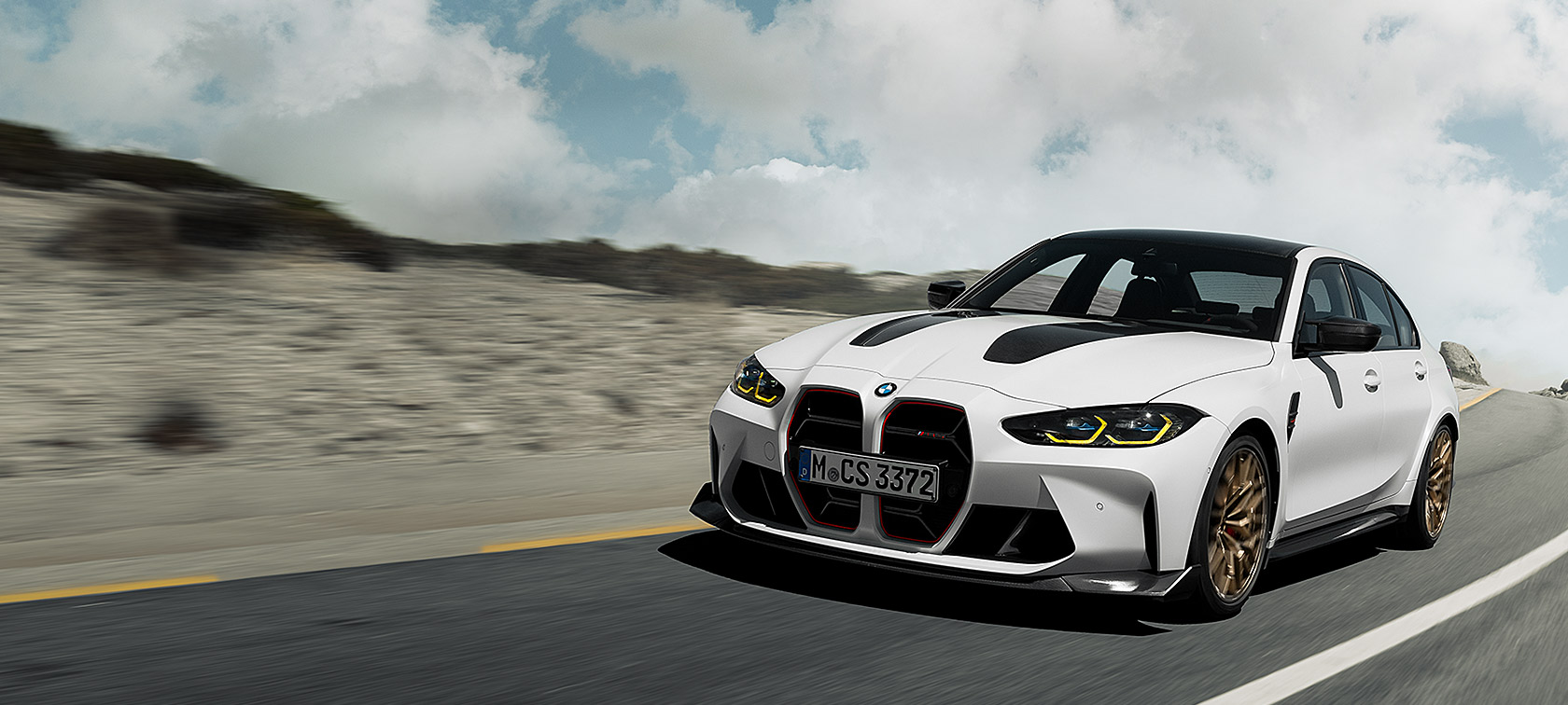 มุมมองด้านหน้าแบบ 3/4 ของ BMW M3 CS G80 ขณะขับขี่ในสนามแข่ง